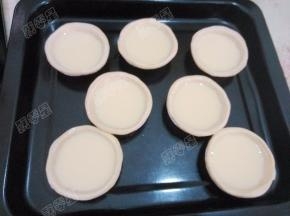 挞水倒入挞皮内8分满