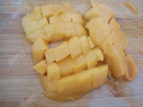 芒果去皮取净肉切小块