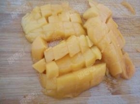 芒果去皮取净肉切小块