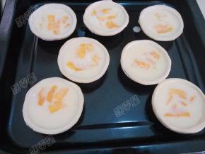 将芒果肉放入挞皮内