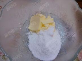 软化的黄油中加入糖粉