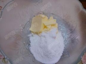 软化的黄油中加入糖粉