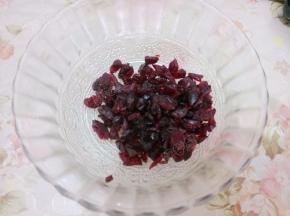蔓越莓干改刀切碎一些