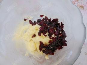 倒入切碎的蔓越莓干拌匀