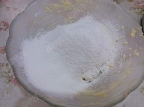 筛入低筋面粉拌匀成团