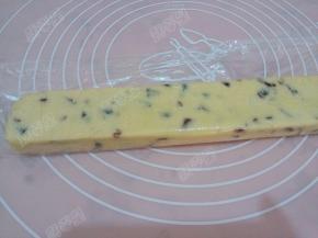 将面团整理成条形状，用保鲜膜包住放入冰箱急冻1小时