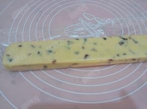 将面团整理成条形状，用保鲜膜包住放入冰箱急冻1小时