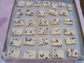 放进铺了油纸的烤盘上，预热烤箱放进中层，上下火170度15分钟