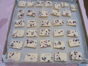 放进铺了油纸的烤盘上，预热烤箱放进中层，上下火170度15分钟