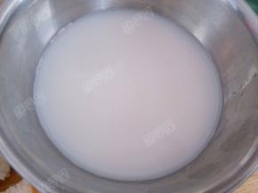 淡奶油和牛奶混合，加入砂糖，搅拌均匀，小火加热至砂糖全部融化