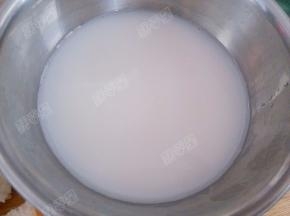 淡奶油和牛奶混合，加入砂糖，搅拌均匀，小火加热至砂糖全部融化