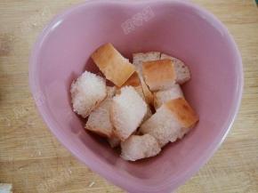 烤碗刷一层黄油，将吐司块放入烤碗底部