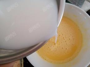 放凉后，倒入蛋黄液中，搅拌均匀过筛