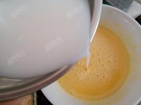 放凉后，倒入蛋黄液中，搅拌均匀过筛