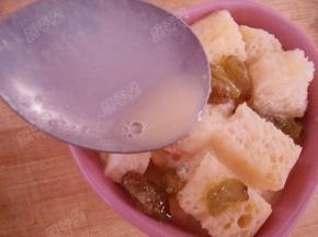 过滤后的布丁液倒入烤碗内