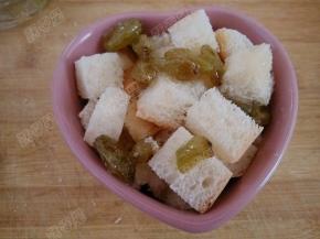 表面再撒上葡萄干