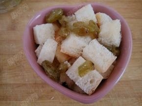 表面再撒上葡萄干