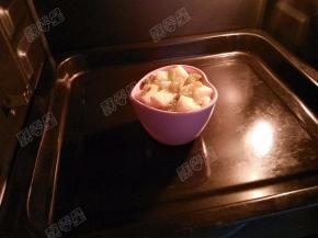 把烤碗放入烤盘内，送入预热170度的烤箱内
