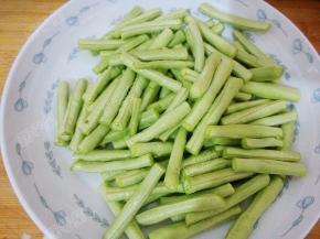 豆角摘去老筋切成段