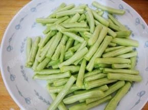 豆角摘去老筋切成段