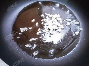 锅热油，放入葱蒜末炒香