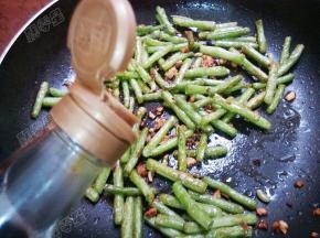 放入生抽翻炒均匀