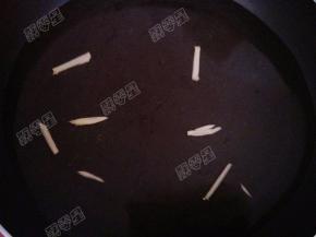 锅中放入水，加入料酒和姜丝煮沸