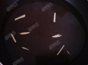 锅中放入水，加入料酒和姜丝煮沸