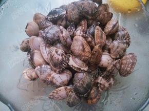 然后将蛤蜊用牙刷刷洗干净