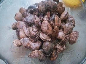 然后将蛤蜊用牙刷刷洗干净