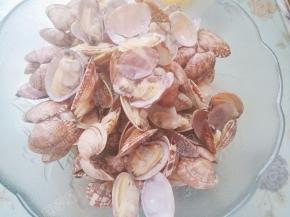 蛤蜊全部捞出之后再冲洗一遍，沙土就彻底洗干净啦