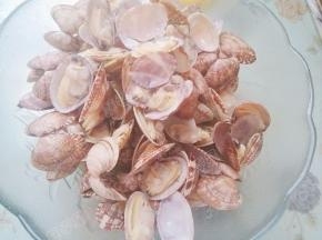 蛤蜊全部捞出之后再冲洗一遍，沙土就彻底洗干净啦