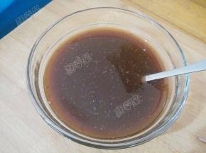 料酒、生抽、黄豆酱、蚝油、盐、糖调成碗汁