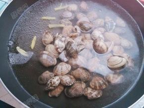 放入蛤蜊
