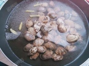 放入蛤蜊