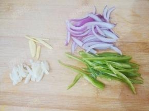 生姜大蒜、青椒、洋葱切丝