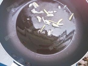 锅热油，爆香姜蒜