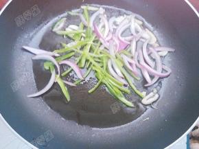 放入青椒洋葱丝炒出香味