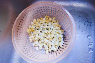 水果玉米剥出来洗净备用