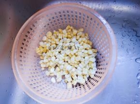 水果玉米剥出来洗净备用
