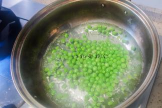 青豆用热水煮一下