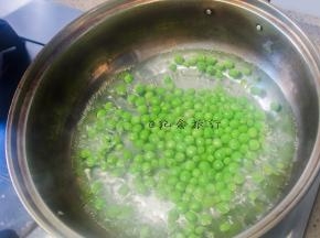 青豆用热水煮一下