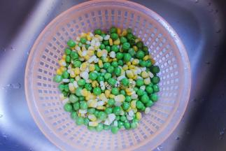 马上沥干用自来水冲洗 这样可以让青豆保持碧绿