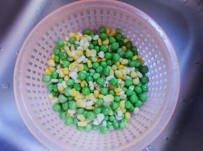 马上沥干用自来水冲洗 这样可以让青豆保持碧绿