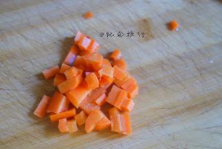 胡萝卜切丁备用