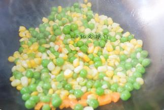 热锅冷油倒入胡萝卜翻炒一会再加入青豆、玉米