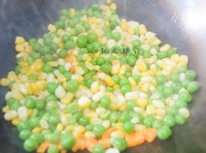 热锅冷油倒入胡萝卜翻炒一会再加入青豆、玉米