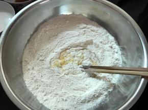 加入蛋液搅匀。