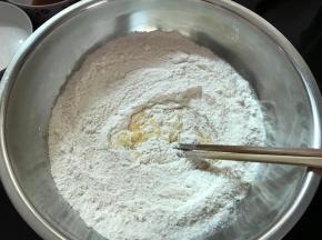 加入蛋液搅匀。