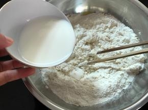 慢慢地加入牛奶搅匀。